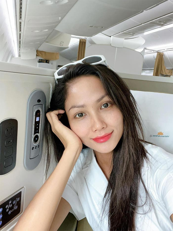 Khi được hỏi về những định kiến màu da, kiểu tóc thời điểm mới đăng quang, H'Hen Niê thẳng thắn thừa nhận chiến thắng của bản thân tại cuộc thi Hoa hậu Hoàn vũ Việt Nam 2017 là may mắn, bởi cô cho rằng mình chưa hợp chuẩn với "cái gu" của người Việt Nam về hoa hậu.