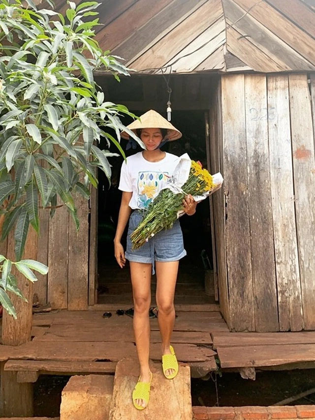 Trong tủ quần áo của H'Hen Niê còn có những món đồ chỉ vài chục ngàn và style giản dị, tiết kiệm này được H'Hen Niê trung thành suốt bao năm qua.