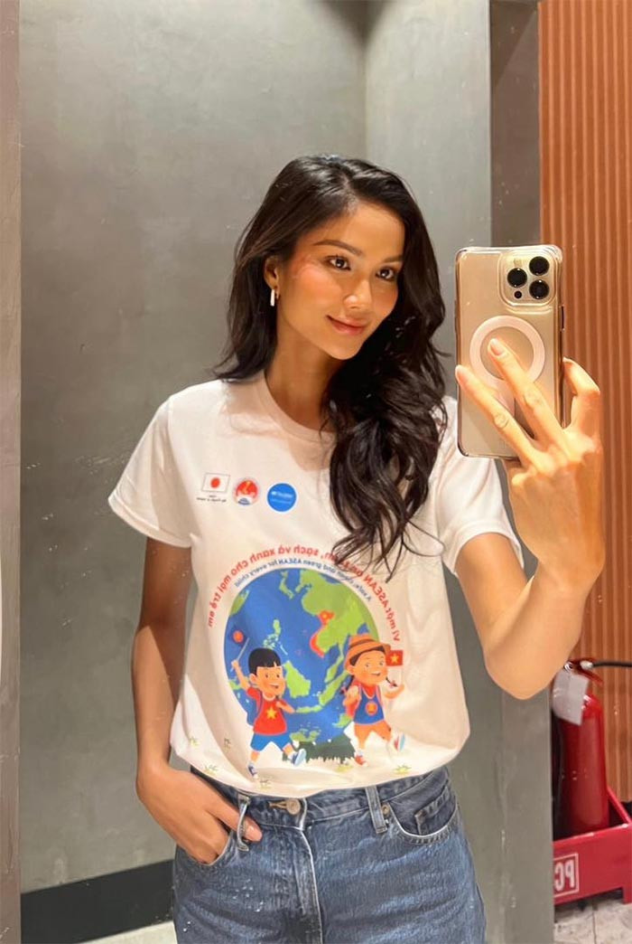 Trước những ồn ào phát ngôn của tân Hoa hậu Thế giới Việt Nam 2023 Huỳnh Trần Ý Nhi, mọi người lại nhớ lại lần trả lời phỏng vấn rất khiêm tốn của Hoa hậu H'Hen Niê ba tháng trước.