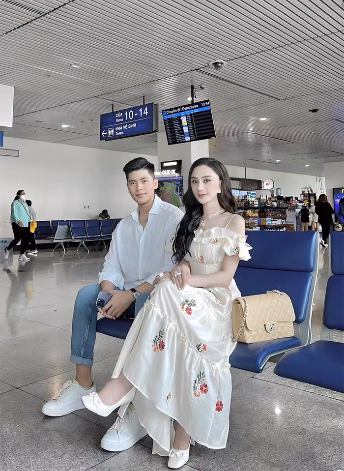 Chia sẻ của nữ ca sĩ chuyển giới khiến nhiều người cho rằng bạn trai mà cô nhắc tới chính là anh chàng trợ lý trẻ tuổi luôn kề sát bên Lâm Khánh Chi thời gian gần đây.