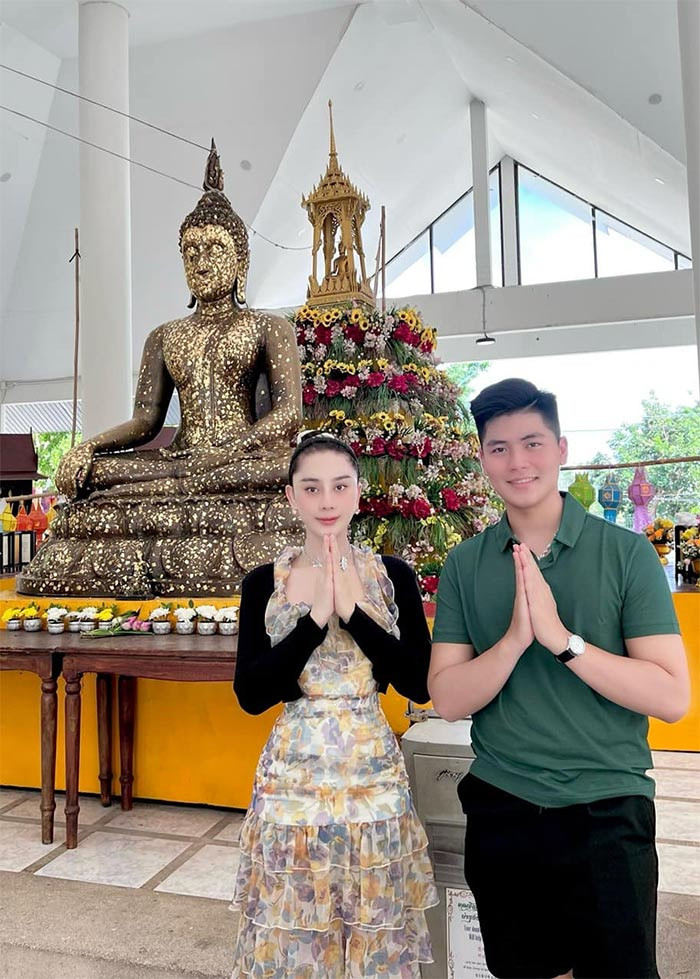 Mới đây, nữ ca sĩ chuyển giới đăng loạt ảnh cô cùng trợ lý đi du lịch Thái Lan càng khiến tin đồn hai người là một cặp dấy lên.