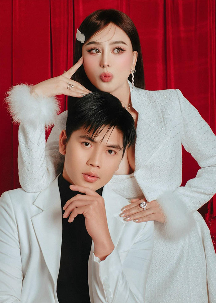 Cách đây không lâu, Lâm Khánh Chi tiết lộ, cô đã có bạn trai nhưng chưa bật mí danh tính. Nữ ca sĩ chia sẻ, bạn trai kém tuổi, tính cách ấm áp, thật thà, biết quan tâm và điển trai.