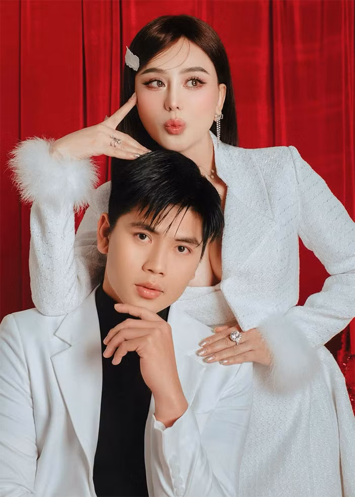 Cách đây không lâu, Lâm Khánh Chi tiết lộ, cô đã có bạn trai nhưng chưa bật mí danh tính. Nữ ca sĩ chia sẻ, bạn trai kém tuổi, tính cách ấm áp, thật thà, biết quan tâm và điển trai.