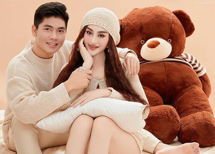 Kể từ khi tiết lộ có bạn trai, Lâm Khánh Chi cũng chịu khó chia sẻ hình ảnh thân mật bên trợ lý kém cô 21 tuổi.