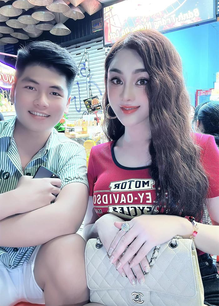 Lâm Khánh Chi cho biết cô gặp nam trợ lý Phạm Giang sinh năm 1998, quê Tây Ninh, trong một lần chạy show.