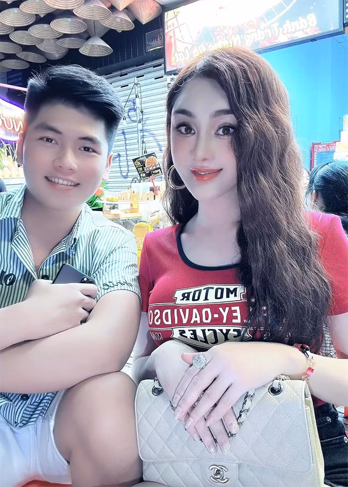 Lâm Khánh Chi cho biết cô gặp nam trợ lý Phạm Giang sinh năm 1998, quê Tây Ninh, trong một lần chạy show.