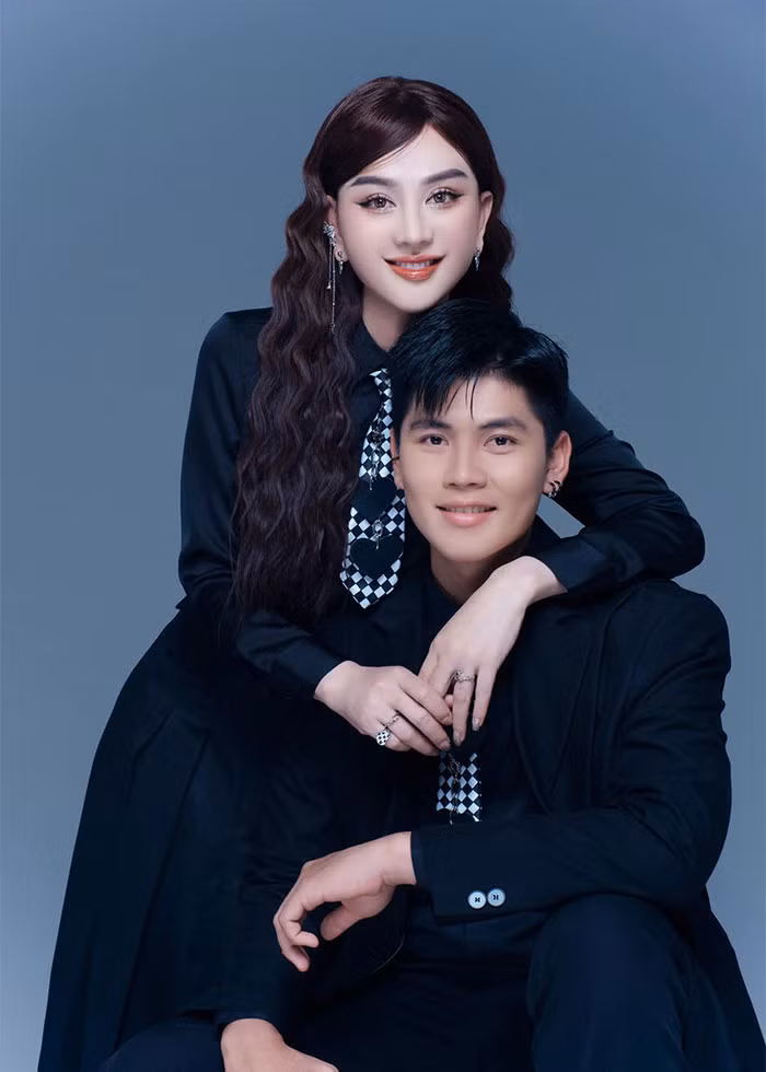 Lâm Khánh Chi và tình tin đồn kém 21 tuổi "dính như sam" Lam Khanh Chi va tinh tin don kem 21 tuoi