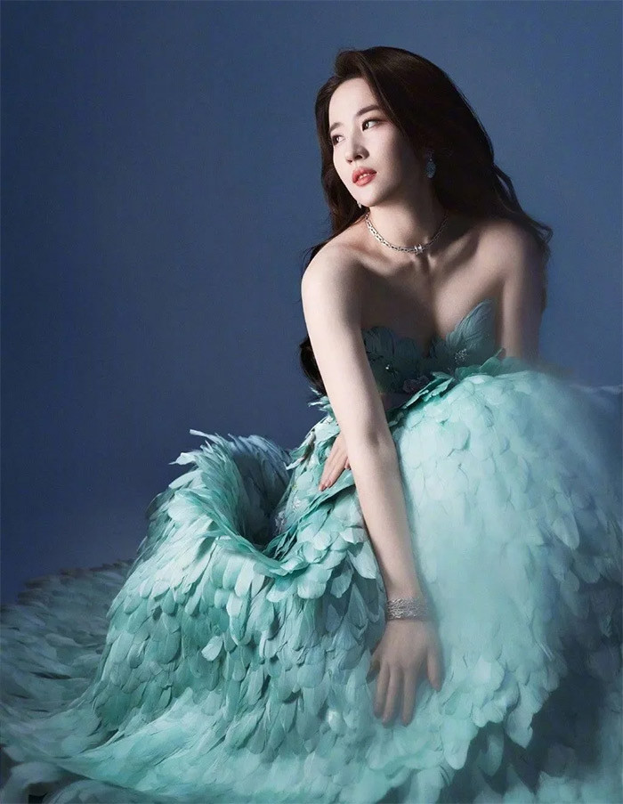 Cũng vẫn chiếc váy đó nhưng khi ảnh đã qua phần mềm chỉnh sửa, bắp tay Lưu Diệc Phi được "gọt" bớt nên trông cô thanh mảnh chứ không đô con như những bức ảnh trước.