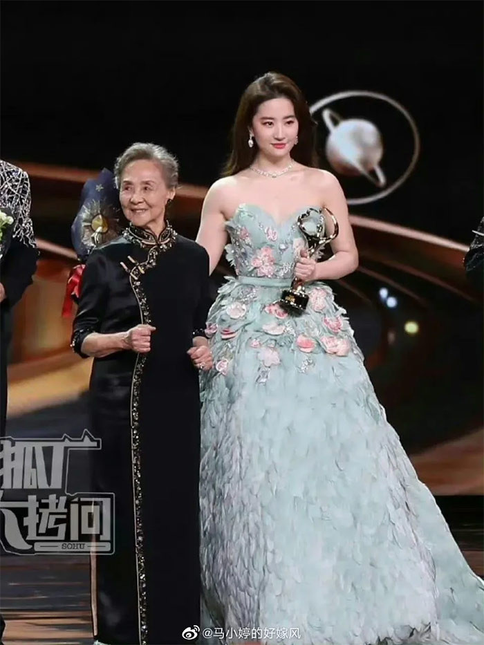 Khuôn mặt của "Thần tiên tỷ tỷ" được khen xinh xắn, tuy nhiên, vóc dáng của cô lại bị cư dân mạng soi không thon thả như trên phim hay trên những bức ảnh trước đó.