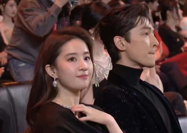 Khi mặc áo khoác che đi phần bắp tay, Lưu Diệc Phi lại thanh thoát hơn hẳn.