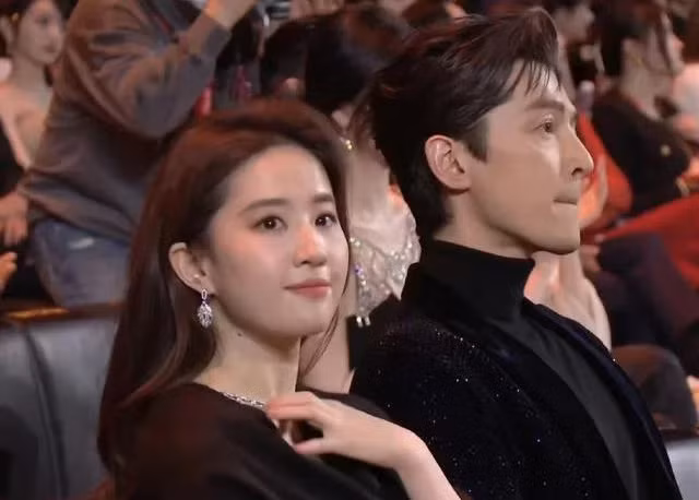 Khi mặc áo khoác che đi phần bắp tay, Lưu Diệc Phi lại thanh thoát hơn hẳn.