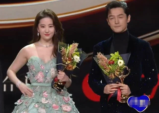 Lưu Diệc Phi và Hồ Ca nhận giải Queen và King của Đêm hội Weibo 2022.