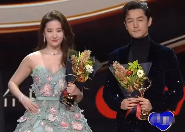 Lưu Diệc Phi và Hồ Ca nhận giải Queen và King của Đêm hội Weibo 2022.