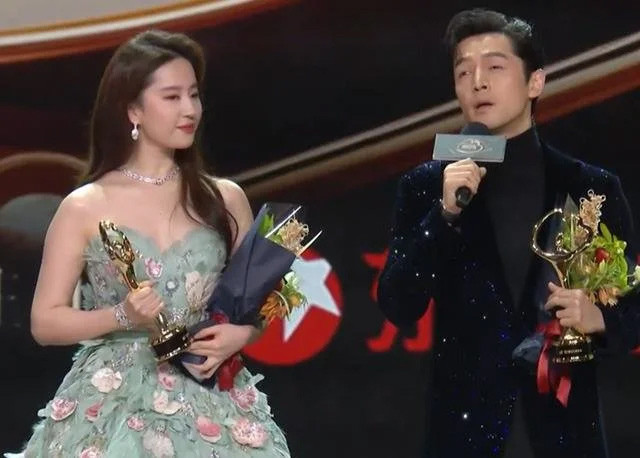 Càng những bức ảnh chụp gần và không có photoshop thì càng lộ ra bắp tay thô của Lưu Diệc Phi.