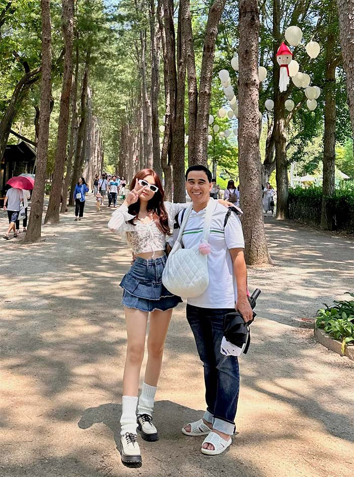 Mới 15 tuổi nhưng Hạt Dẻ đã cao bằng bố và sở hữu đôi chân thon dài miên man.