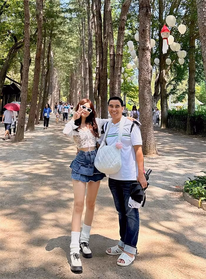 Mới 15 tuổi nhưng Hạt Dẻ đã cao bằng bố và sở hữu đôi chân thon dài miên man.