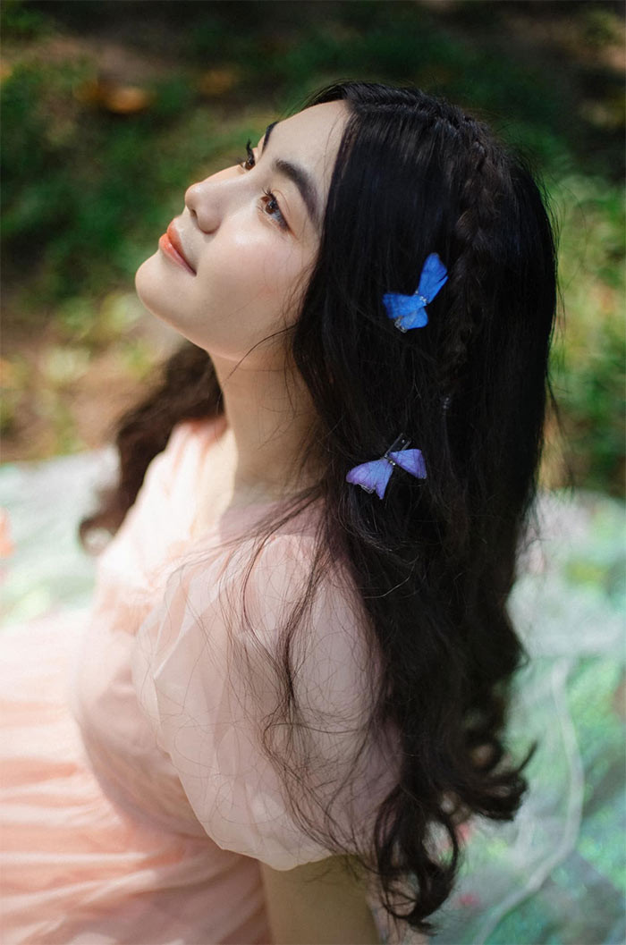 Ở góc chụp nào cô bé Hạt Dẻ cũng toát lên vẻ xinh xắn, đáng yêu.