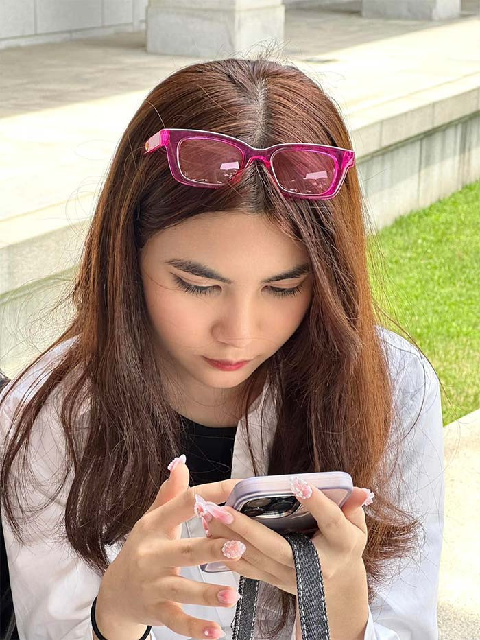 Con gái út của nam diễn viên Quyền Linh còn gây ấn tượng bởi lúm đồng tiền sâu trên má. Đặc điểm này khiến cô bé càng thêm duyên dáng và gây ấn tượng.