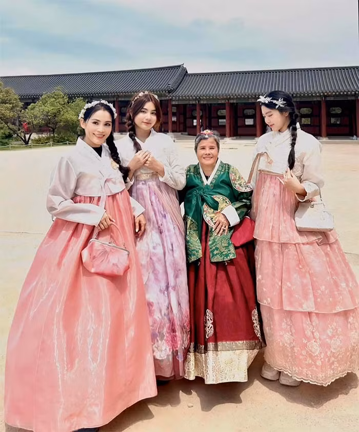 Khác với vẻ duyên dáng, xinh đẹp chuẩn hoa hậu của chị gái Lọ Lem, Hạt Dẻ sở hữu vẻ ngoài sắc sảo và cá tính hơn.