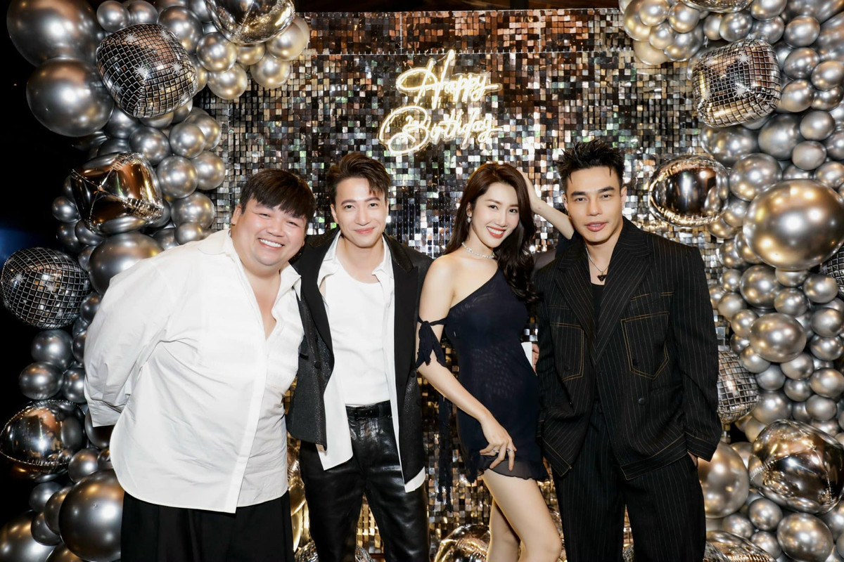 Thúy Ngân khoe nhan sắc rạng rỡ, đôi chân thon dài trong chiếc đầm gợi cảm.