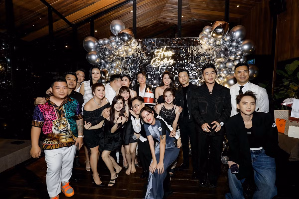  Thúy Ngân cùng dàn sao Việt hội tụ trong bữa tiệc sinh nhật của S.T Sơn Thạch. Trong đó có dàn "người tình tin đồn" của cô như S.T Sơn Thạch, Trương Thế Vinh...