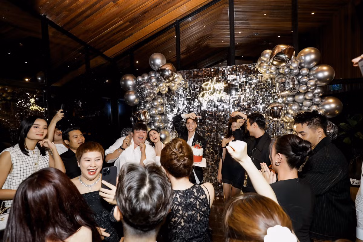 Không lâu trước khi bị đồn có tình cảm với S.T Sơn Thạch, CEO Lâm Thành Kim - bạn thân của Hà Hồ còn bị gán ghép với Thúy Ngân.