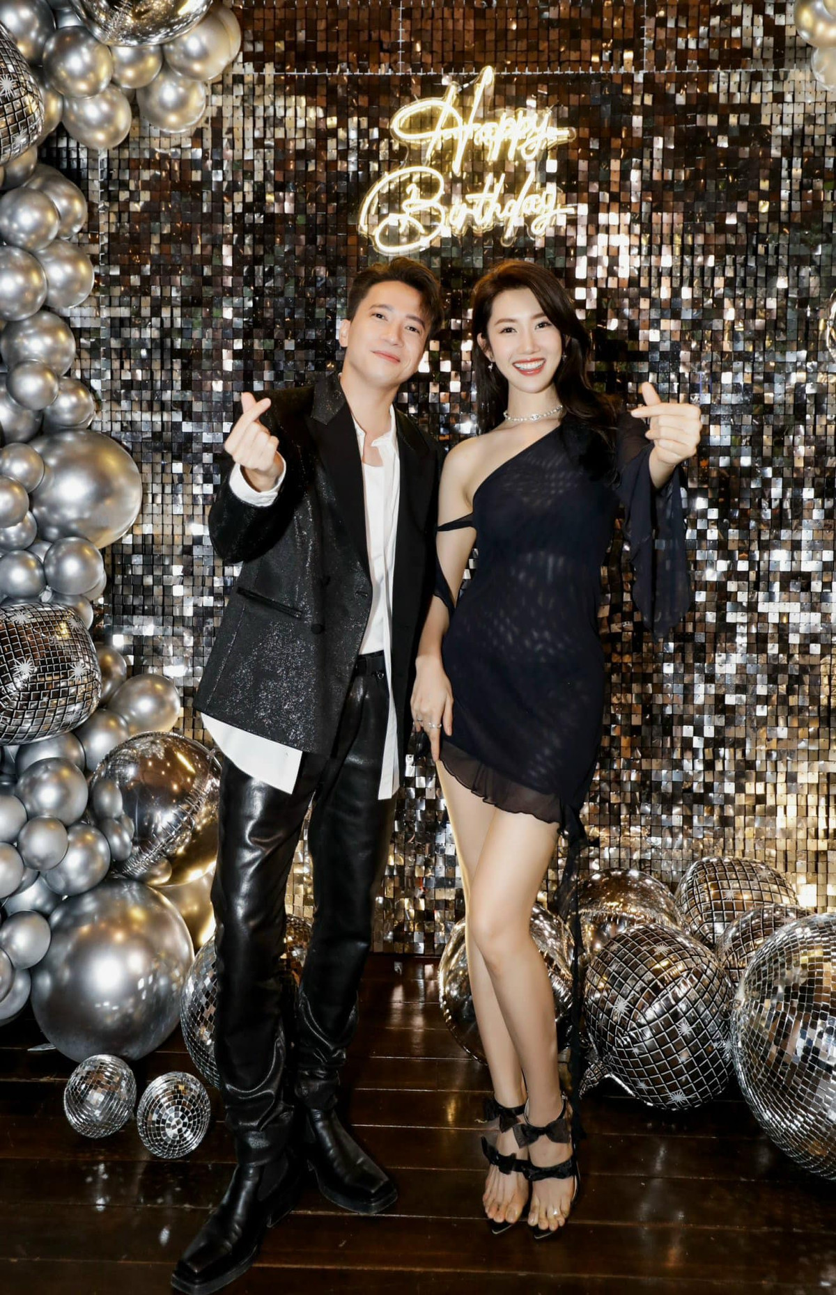 Sau tin đồn từng hẹn hò Jack, nữ diễn viên "Cây táo nở hoa" trở lại khoe nhan sắc rạng rỡ, vóc dáng nuột nà với đầm xuyên thấu bên chủ nhân của bữa tiệc là S.T Sơn Thạch - mỹ nam vướng tin đồn tình cảm với cô.