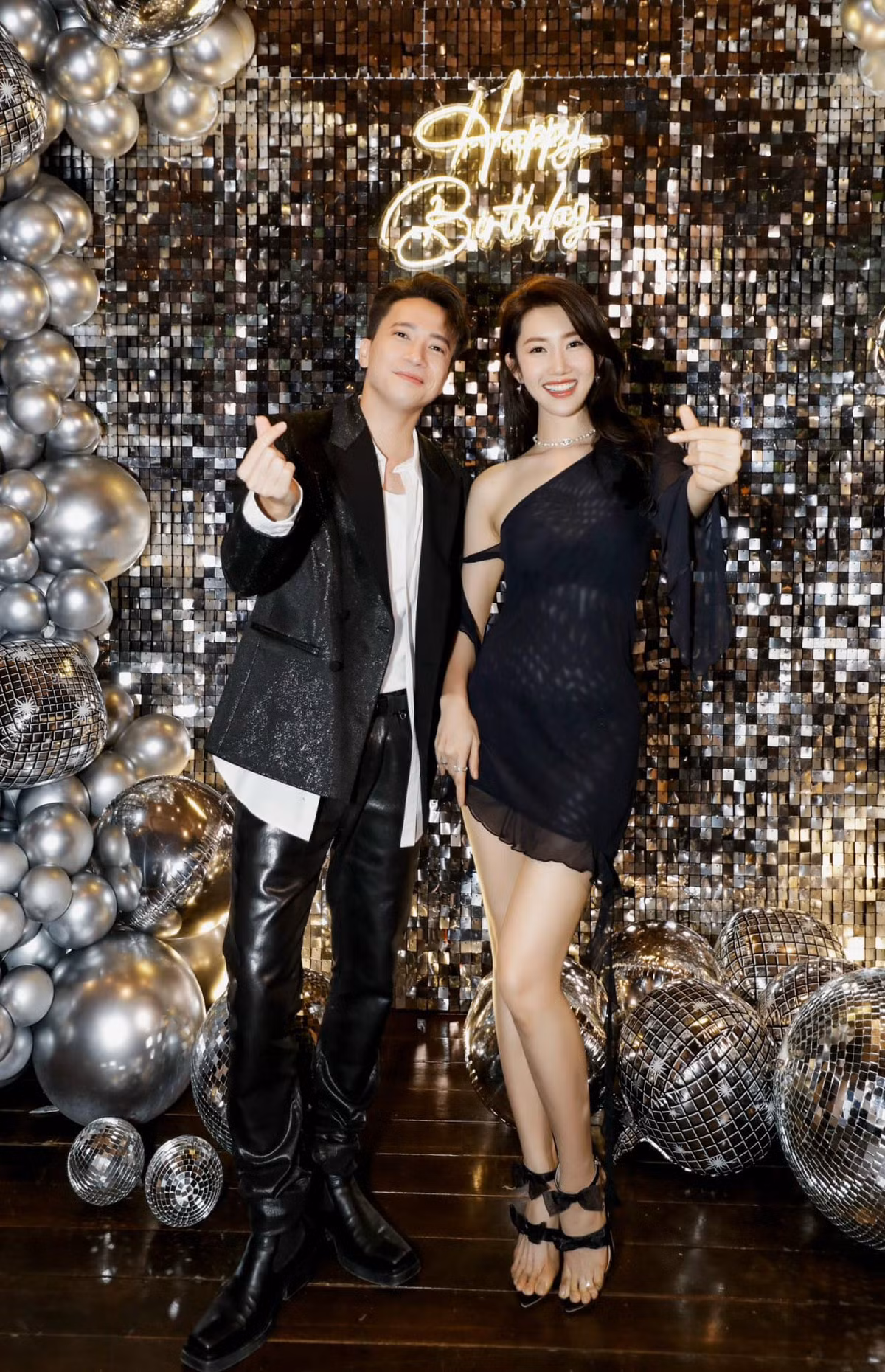 Sau tin đồn từng hẹn hò Jack, nữ diễn viên "Cây táo nở hoa" trở lại khoe nhan sắc rạng rỡ, vóc dáng nuột nà với đầm xuyên thấu bên chủ nhân của bữa tiệc là S.T Sơn Thạch - mỹ nam vướng tin đồn tình cảm với cô.