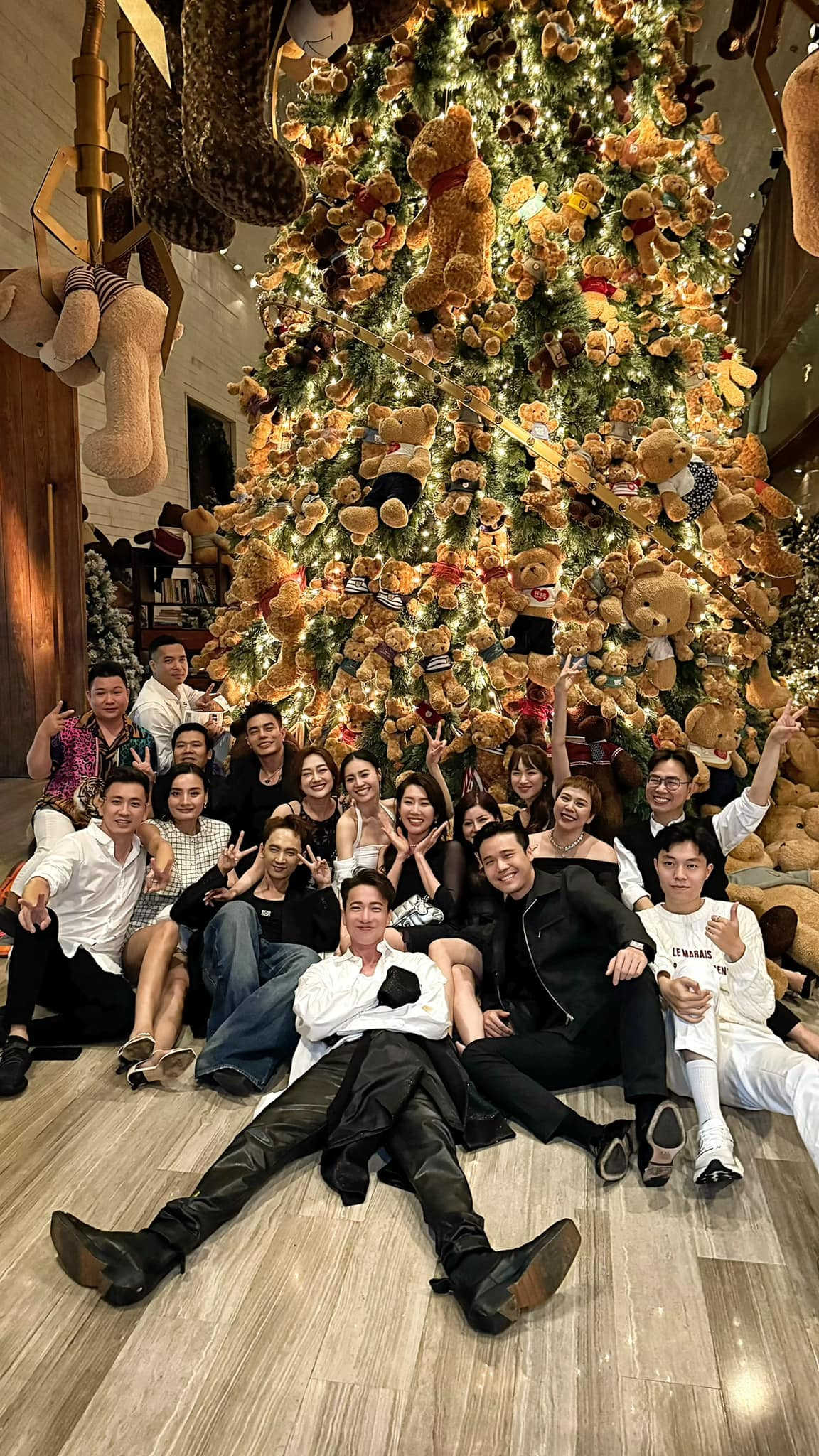 Nhóm bạn thân của S.T Sơn Thạch thoải mái xuất hiện bên cạnh nhau, cho thấy họ không bị ảnh hưởng bởi những đồn đoán và gán ghép từ công chúng.