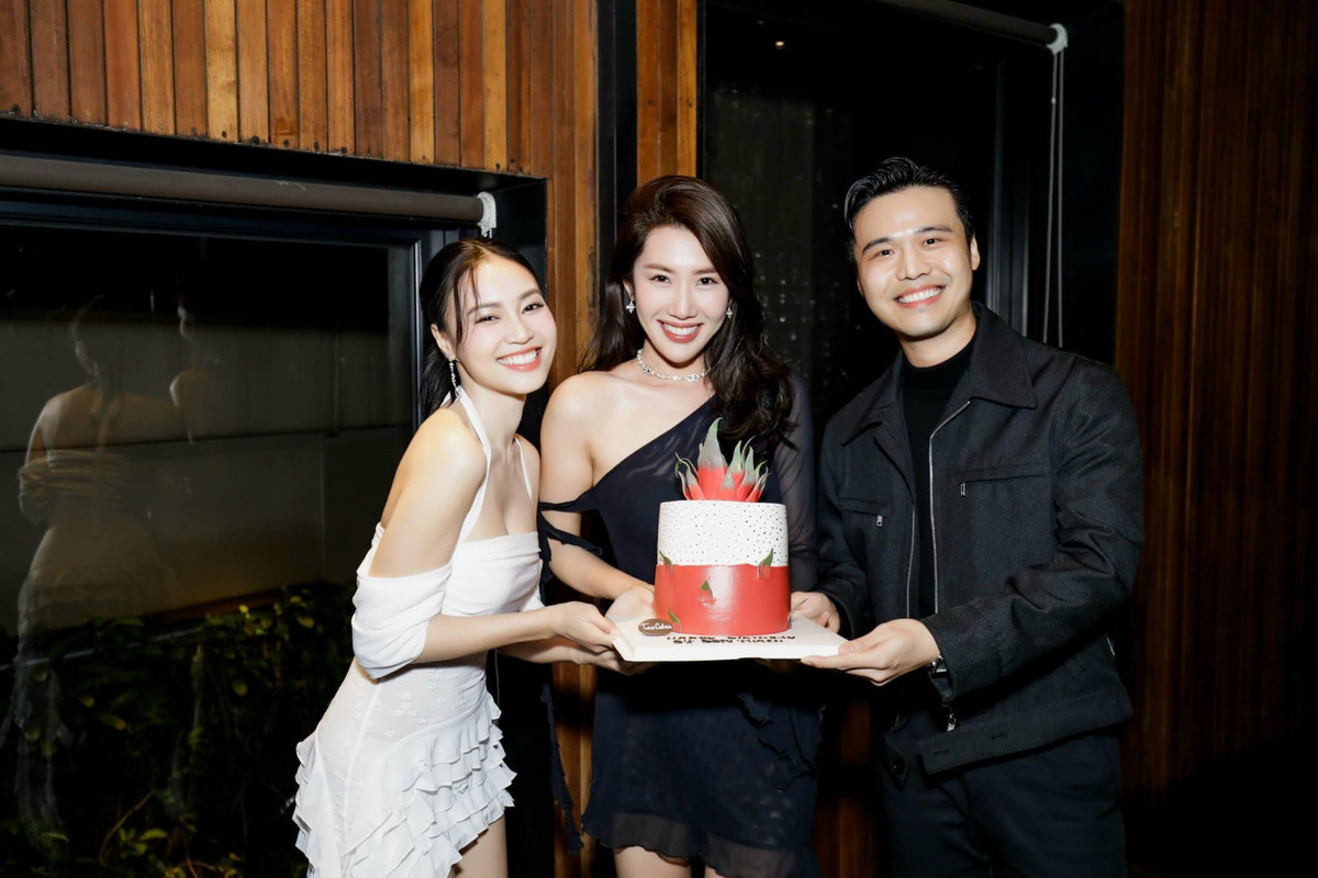 Dàn "người tình tin đồn" của S.T Sơn Thạch tụ họp đầy đủ trong tiệc sinh nhật của nam ca sĩ.