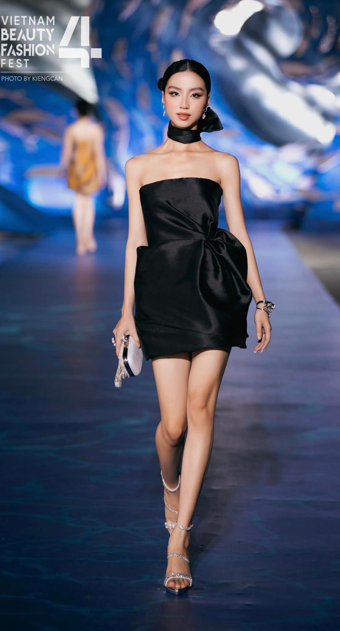 Theo đó, Tú Trinh kể: "Người đạo diễn đó đã tiếp cận Trinh với lý do công việc và hẹn đi uống cà phê để nói chuyện. Có cơ hội được làm việc với một người có tiếng trong ngành nên Trinh nhận lời. Sau đó, người này đề xuất từ việc uống cà phê sang ăn tối và chở Trinh đến một quán bia ở quận 2".