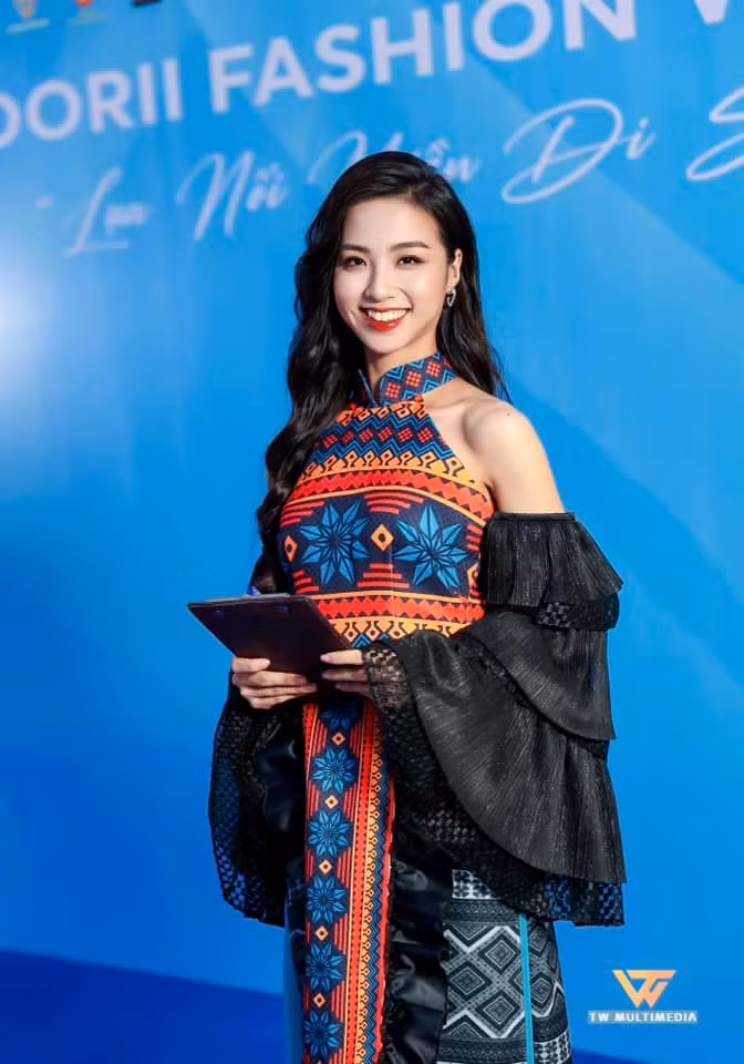 Tú Trinh sở hữu số đo ba vòng 78-61-89 cm cùng gương mặt ưa nhìn, nụ cười ngọt ngào. Cô là người đẹp đa tài khi từng làm người mẫu, MC...