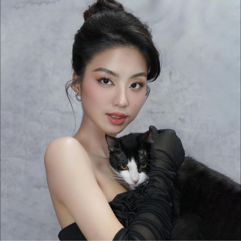 Nhận thấy không thể kháng cự mà phải đưa ra tín hiệu với vị đạo diễn này nên Tú Trinh đã gọi cho một người bạn tới đón và gửi định vị nơi cô đang đứng.