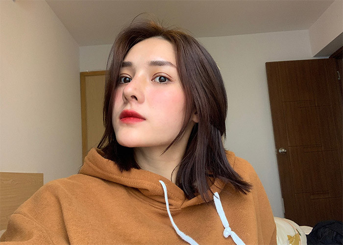 Năm 2020 và 2021, người đẹp quê Thái Bình đã phẫu thuật nâng mũi, cắt mí, chỉnh răng, tiêm filler môi. Tuy nhiên, khuôn mặt của Hồng Hạnh khi mới phẫu thuật thẩm mỹ vẫn còn đơ, cứng.