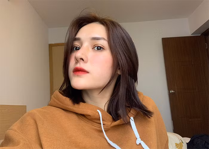 Năm 2020 và 2021, người đẹp quê Thái Bình đã phẫu thuật nâng mũi, cắt mí, chỉnh răng, tiêm filler môi. Tuy nhiên, khuôn mặt của Hồng Hạnh khi mới phẫu thuật thẩm mỹ vẫn còn đơ, cứng.