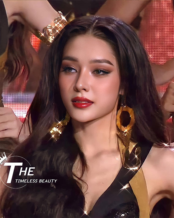 Sau 3 năm "dao kéo", khuôn mặt của cô gái sinh năm 2000 đã mềm mại, cân đối và xinh đẹp hơn rất nhiều.