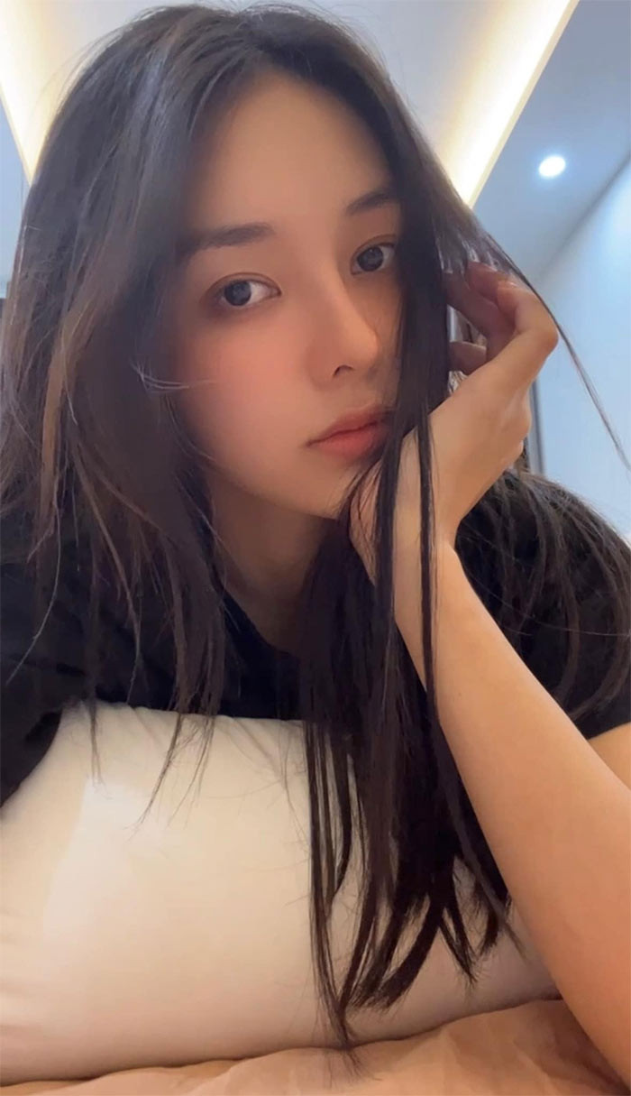 Mặc dù không đỗ trường Đại học Sân khấu Điện ảnh nhưng người đẹp Thái Bình vẫn theo đuổi đam mê nghề diễn của mình và trở thành diễn viên tự do, được biết đến qua series hài "Coi thường chủ tịch và cái kết".