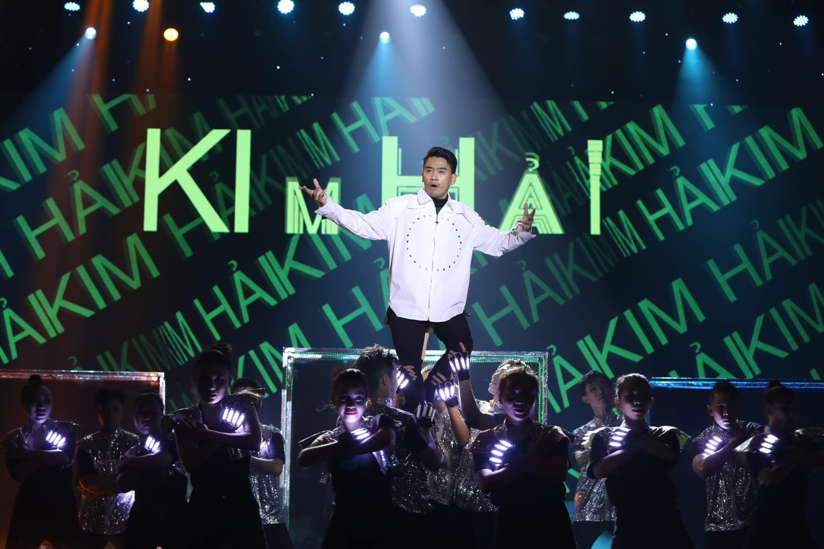 Trong chương trình, nam diễn viên phô diễn nhiều tài năng như vừa rap vừa nhảy lôi cuốn.