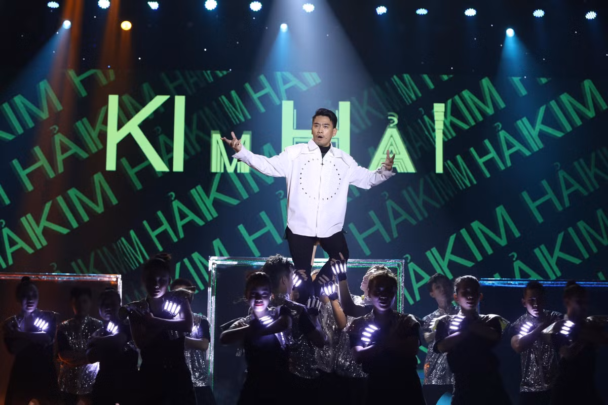 Trong chương trình, nam diễn viên phô diễn nhiều tài năng như vừa rap vừa nhảy lôi cuốn.