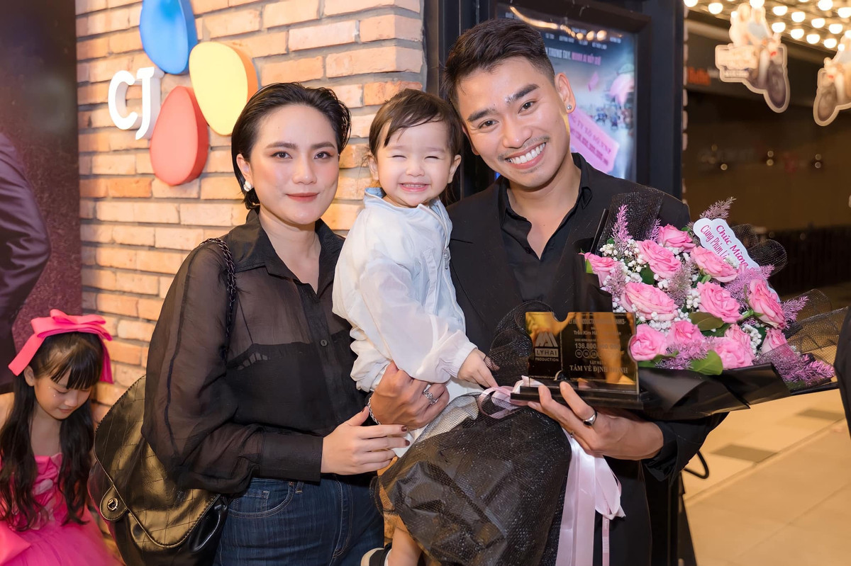 Bên cạnh Kim Hải luôn có sự đồng hành và ủng hộ của bà xã. Anh tự hào chia sẻ: "Vào ngày này 4 năm trước, mình cùng người yêu đi xem Lật mặt 4. Giờ đây! Em đã là vợ mình và mình được là thành viên của Lật mặt 6!".