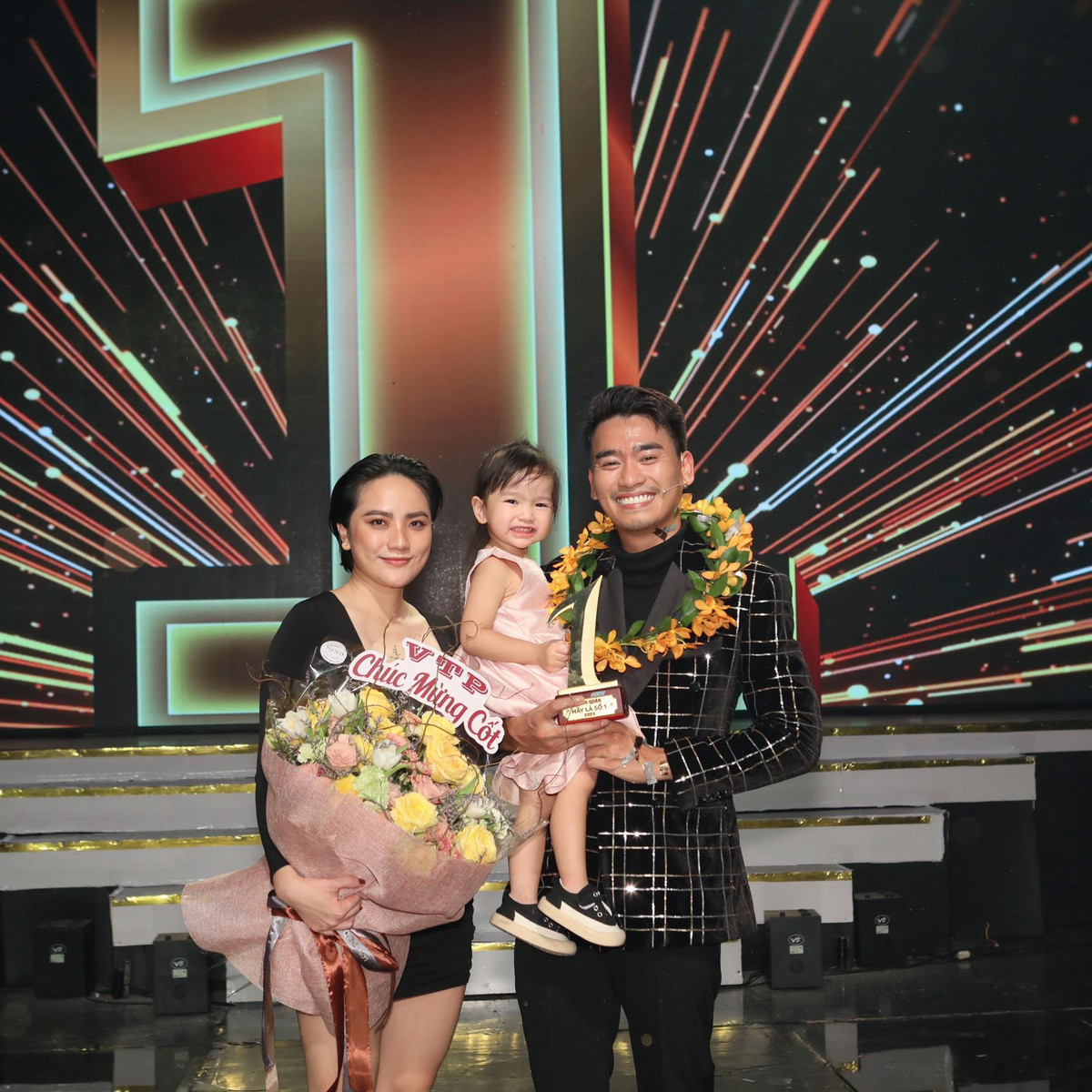 Vợ và con gái có mặt cổ vũ cho nam diễn viên.