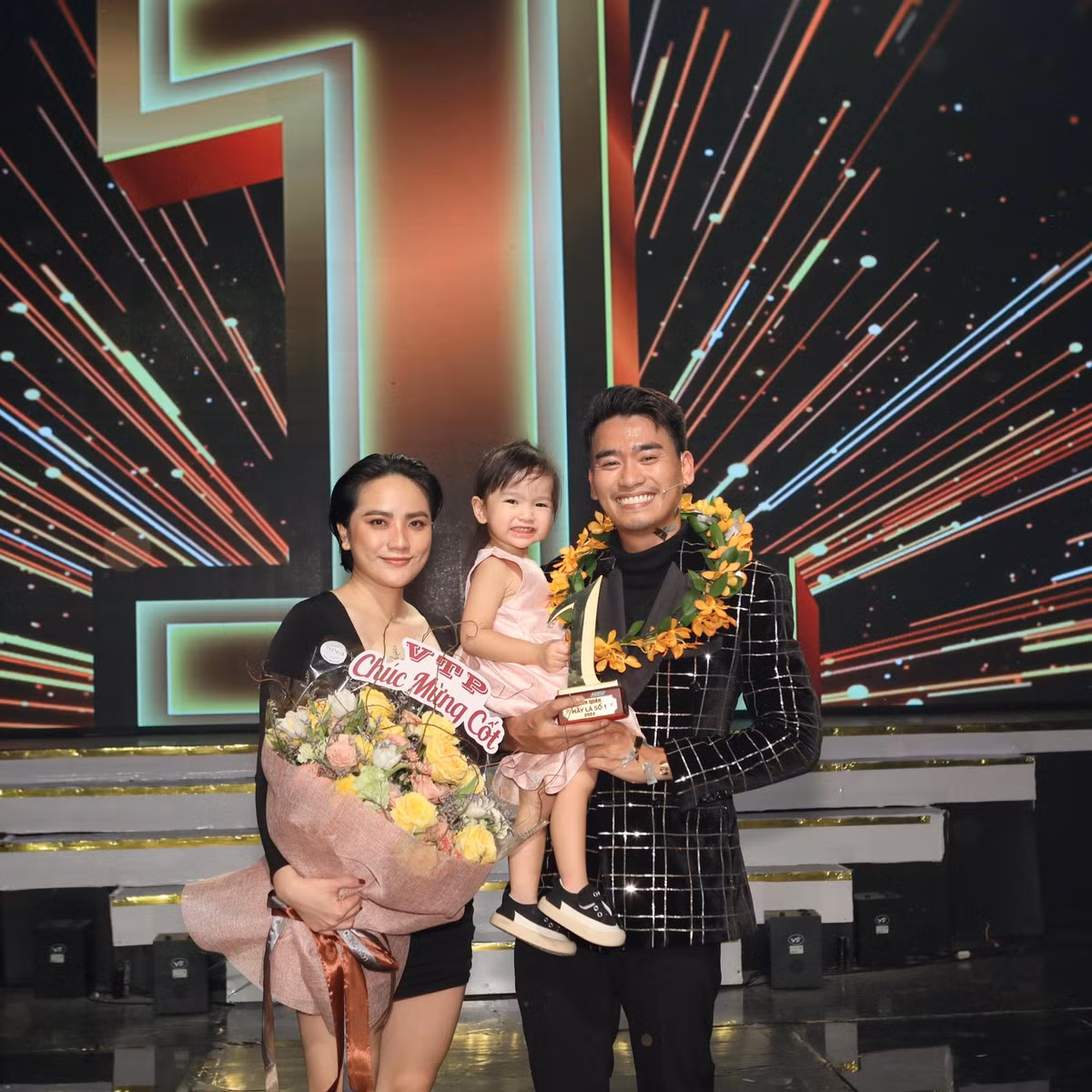 Vợ và con gái có mặt cổ vũ cho nam diễn viên.