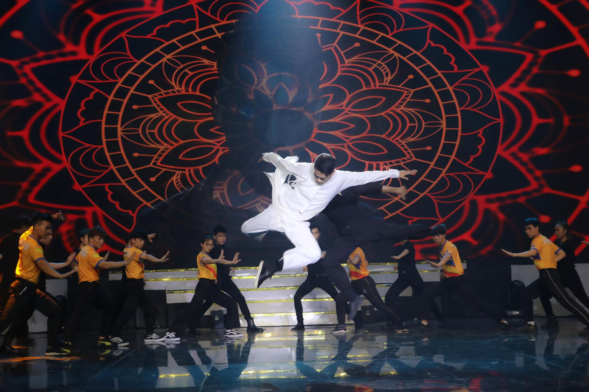  Trần Kim Hải còn gây ấn tượng với phần múa võ cùng đội võ Vovinam.