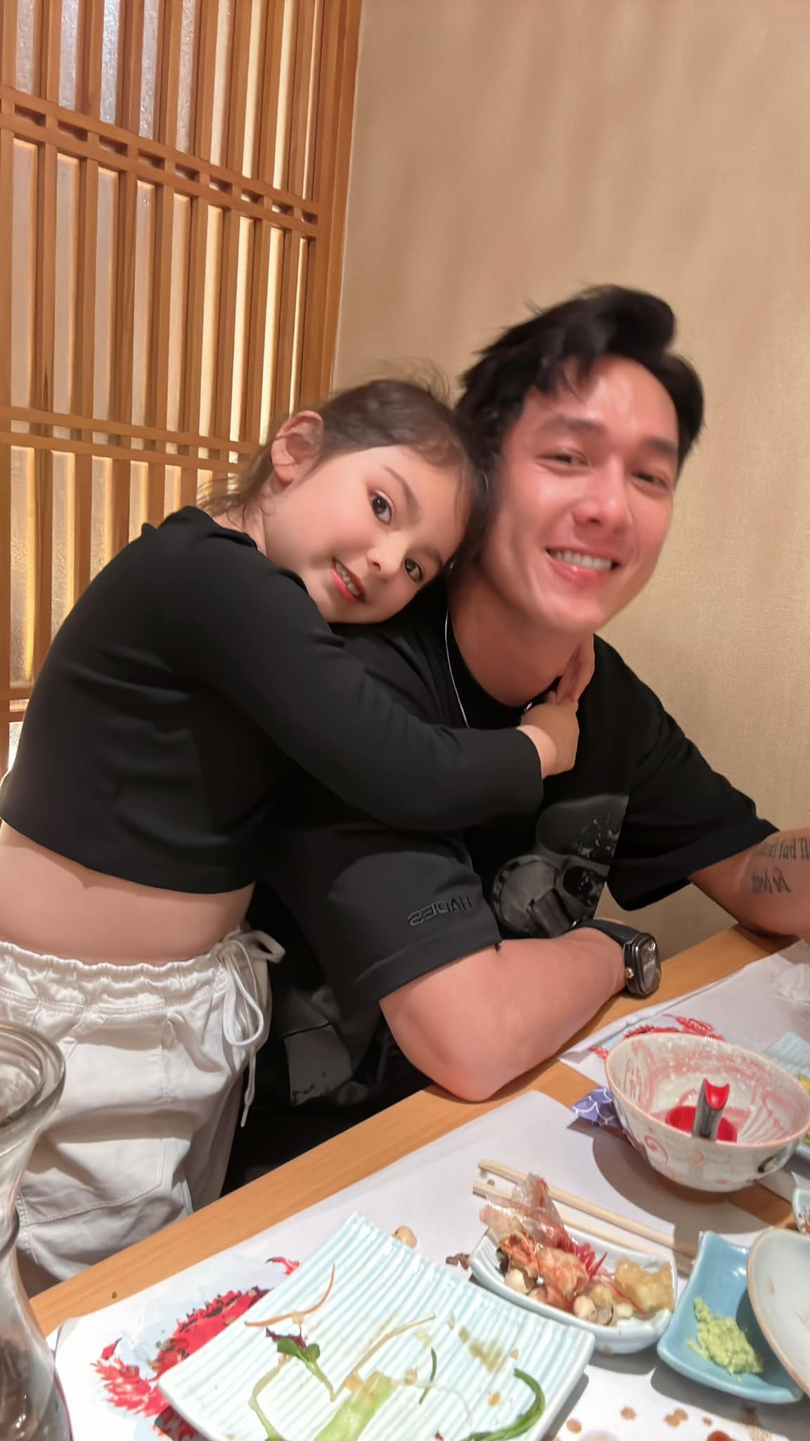 Con gái lai Tây của Song Luân sở hữu đôi mắt to tròn, nước da trắng, nụ cười xinh xắn. Cô bé rất quấn quýt bên nam diễn viên.