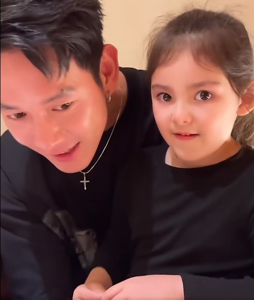 Song Luân và con gái diện đồ đôi, tương tác ngọt ngào trong video được anh đăng tải gần đây cho thấy nam diễn viên rất yêu thương, chiều chuộng cô bé.
