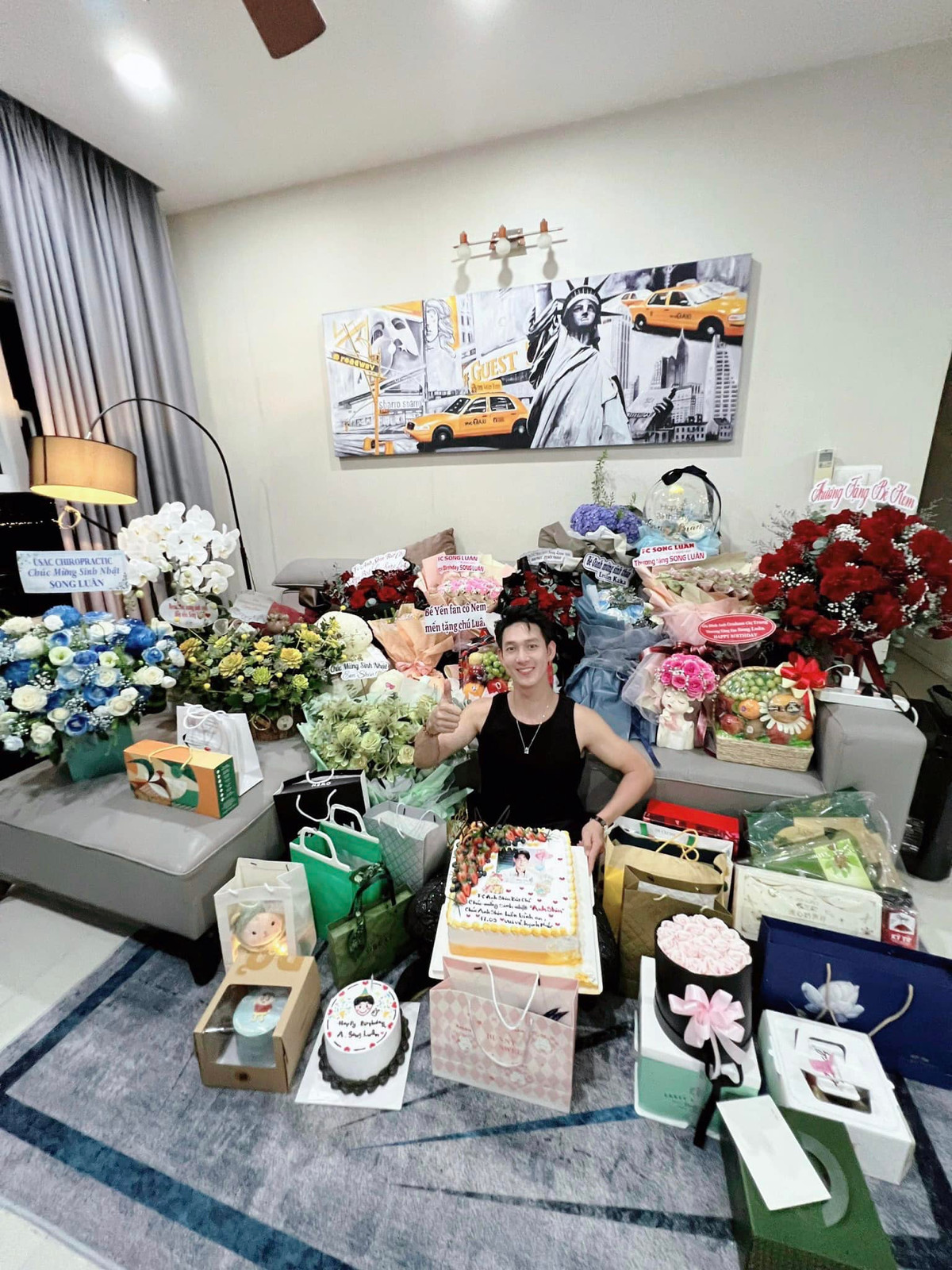 Ở tuổi 32, Song Luân đang nỗ lực phát triển sự nghiệp để chuẩn bị cho cuộc sống của bản thân và gia đình nhỏ trong tương lai.