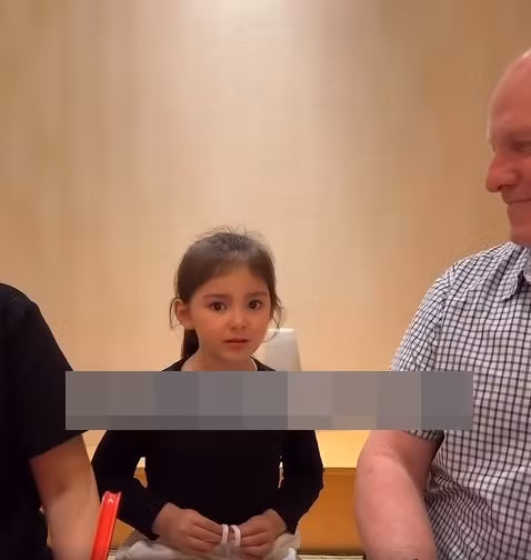 Được biết, con nuôi của Song Luân có mẹ là người Việt, bố là người nước ngoài. Mối quan hệ giữa nam diễn viên và bố mẹ ruột của cô bé cũng rất thân thiết, gần gũi.