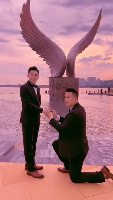 Ca sĩ Thanh Đoàn bày tỏ: "Tình yêu của hai chàng trai, vượt qua bao nhiêu sóng gió và chông gai. Cảm ơn ba má hai bên đã cho thiệp hồng hai đứa chung tên".