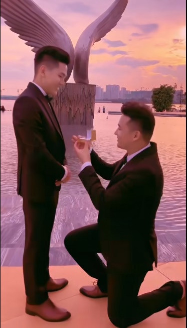 Trước đó, nam diễn viên Hà Trí Quang đã có màn cầu hôn đầy lãng mạn với "nửa kia" của mình.