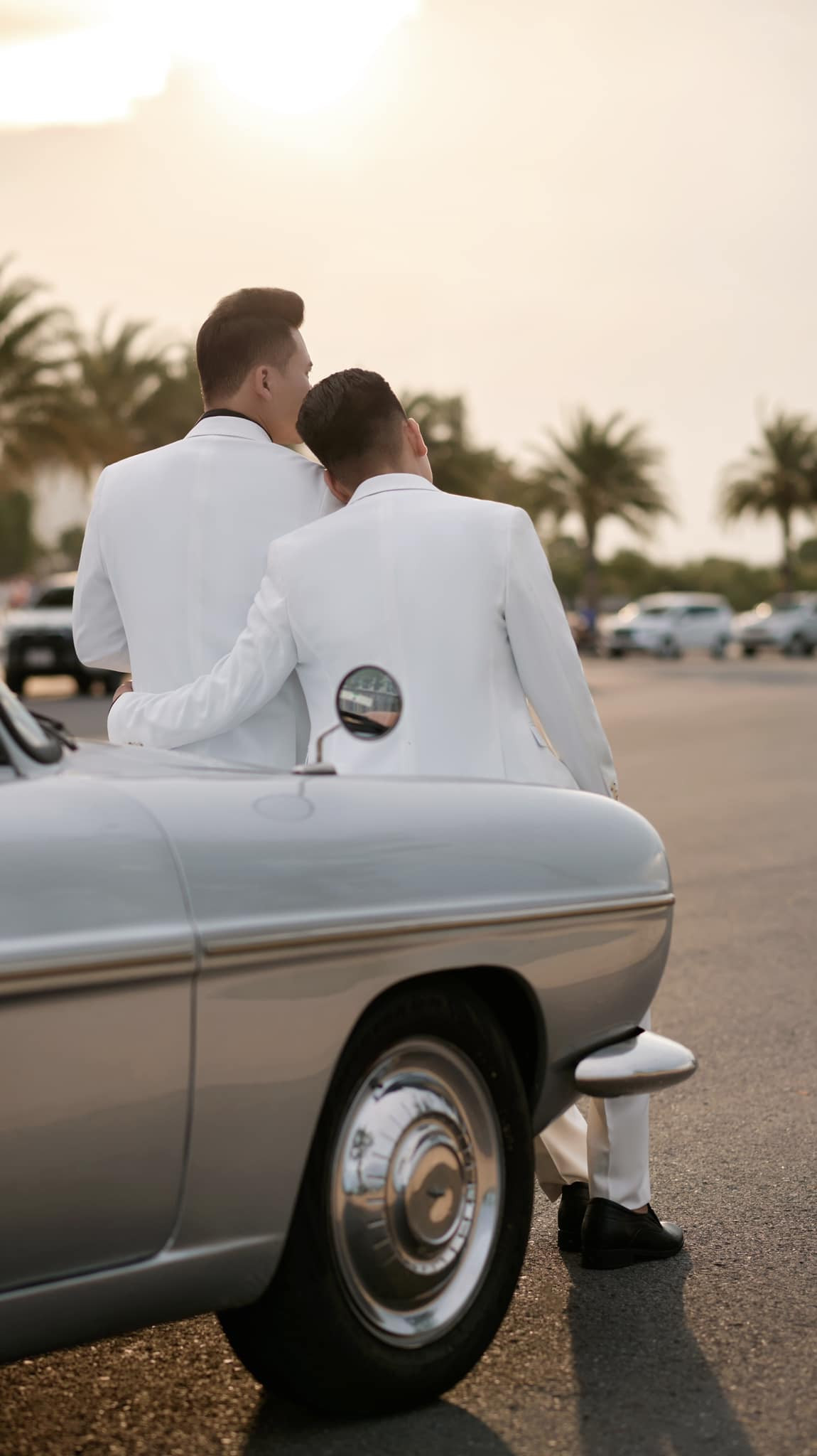 Trong ảnh cưới, Hà Trí Quang và người yêu đồng giới mặc đồ đôi bảnh bao, trao cho nhau những cử chỉ tình tứ.